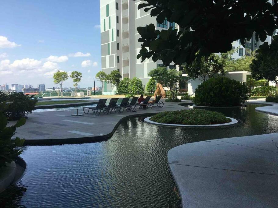 Homenest Jb City Poolview Suite By Cozy Home 新山 外观 照片