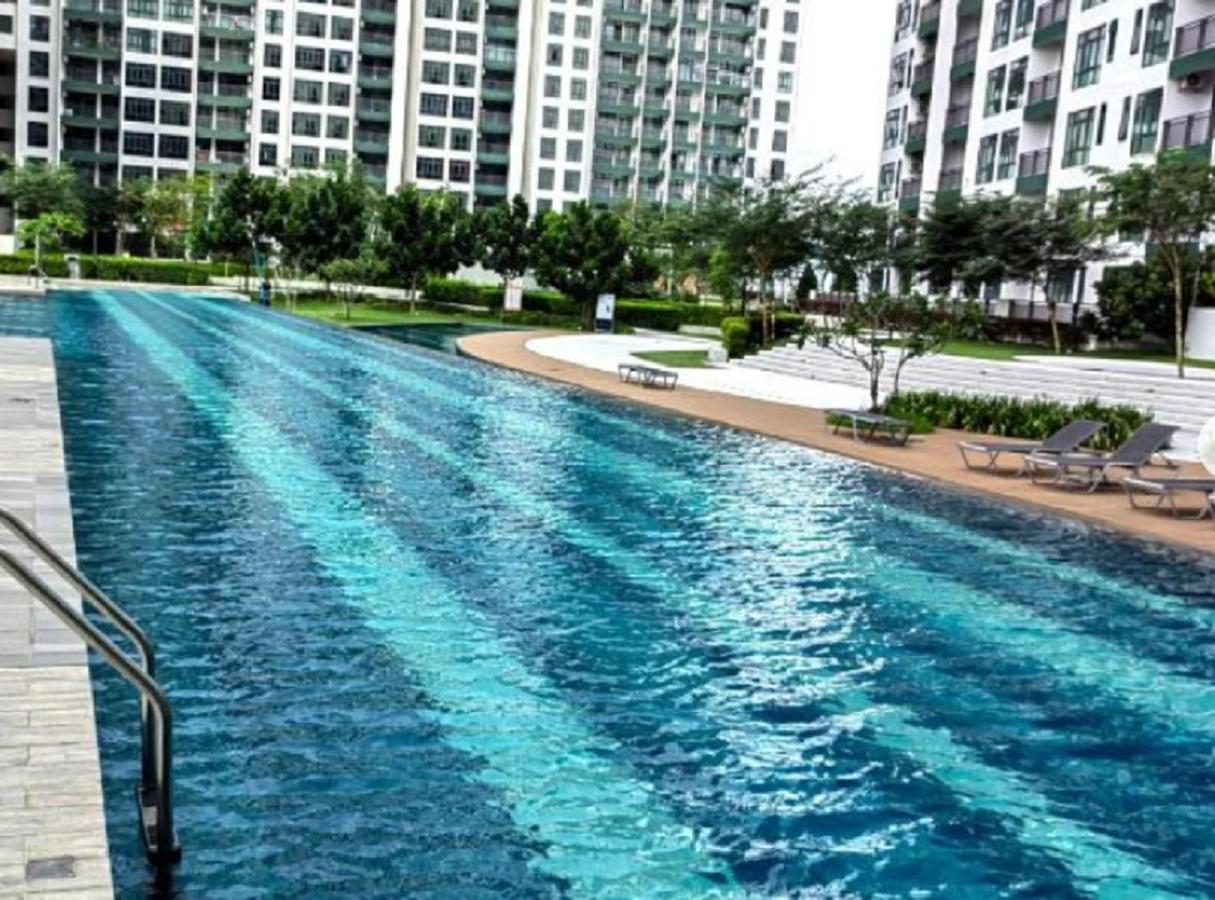 Homenest Jb City Poolview Suite By Cozy Home 新山 外观 照片